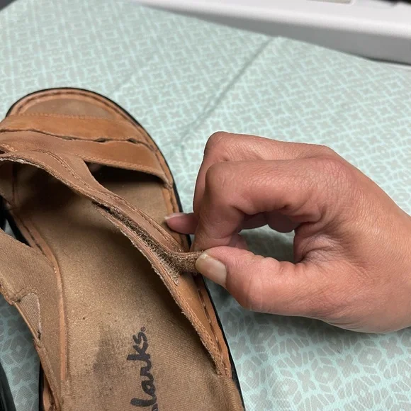 Clarks Men’s Tan Leather Slide Sandals - Picture 4 of 8